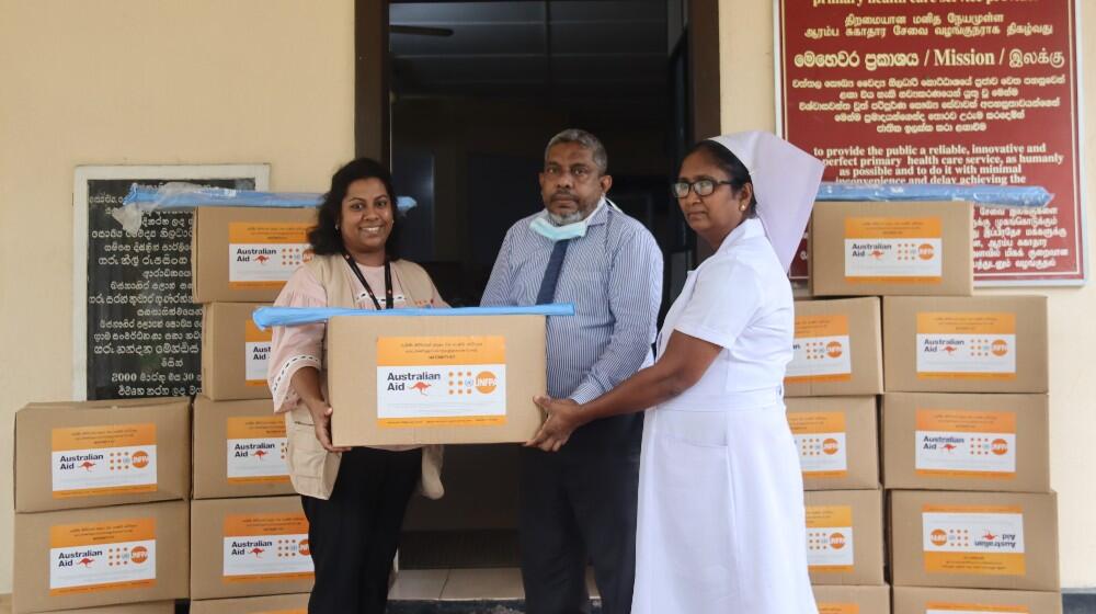 UNFPA Sri Lanka together with Australia's DFAT, delivered maternity kits to flood-affected areas.